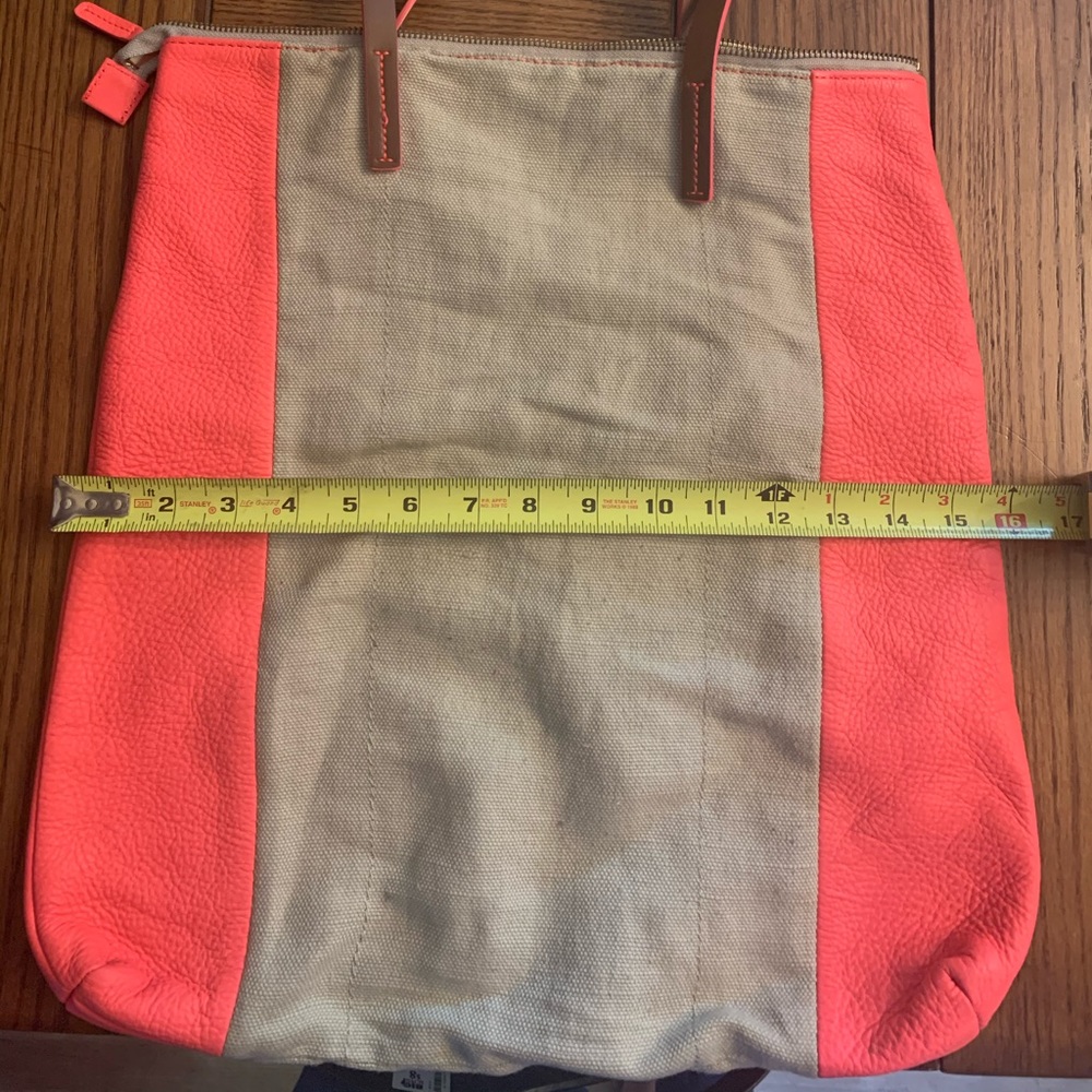 Gap tote